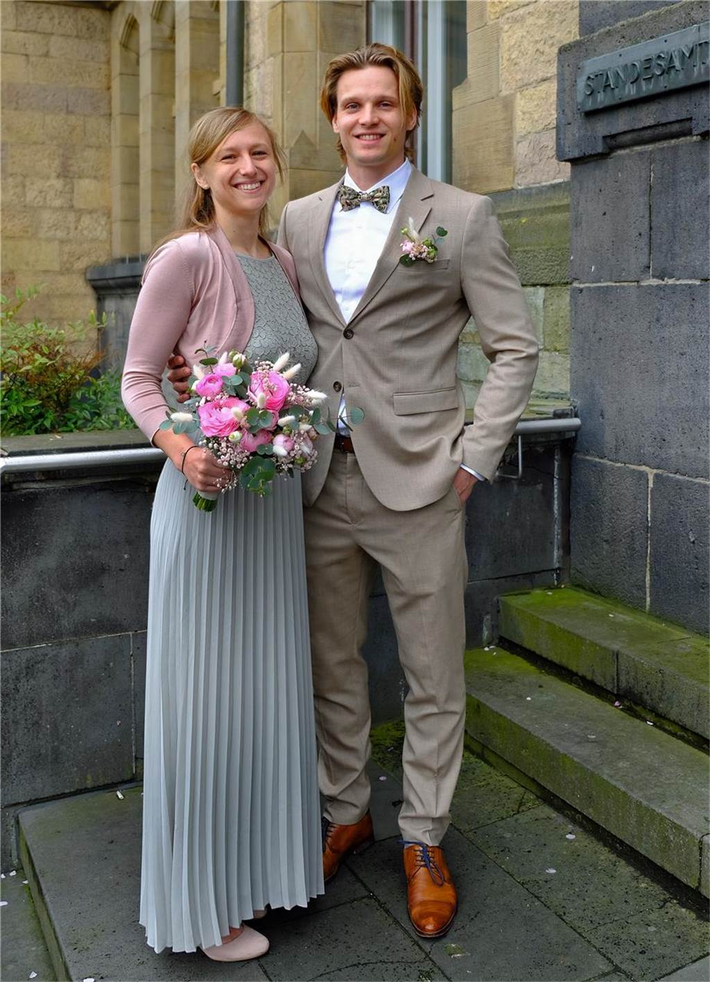 Jenny Laureen und Florian haben geheiratet: Entscheidung auf 4000 Metern Jenny Laureen Fiegler und Florian Zellin auf der Rathaustreppe