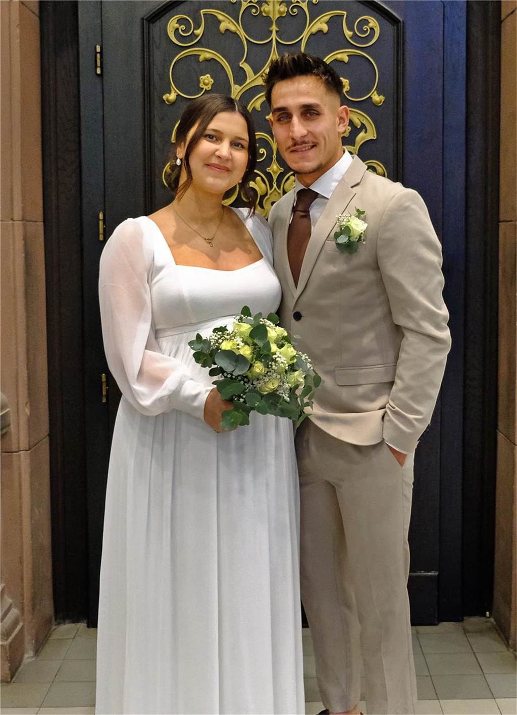 Lea und Burak heiraten: Statt Steak Tränen an der Strandpromenade Die Eheleute Lea Jeschonowski und Burak Umar nach ihrer Trauung im Rathaus in Recklinghausen