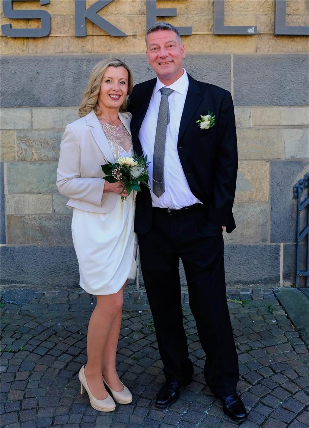 Hochzeitsreise fällt ins Wasser: Magdalena und Thorsten heiraten Magdalena Smaglinski und Thorsten Huber vor dem historischen Gemäuer des Rathauses