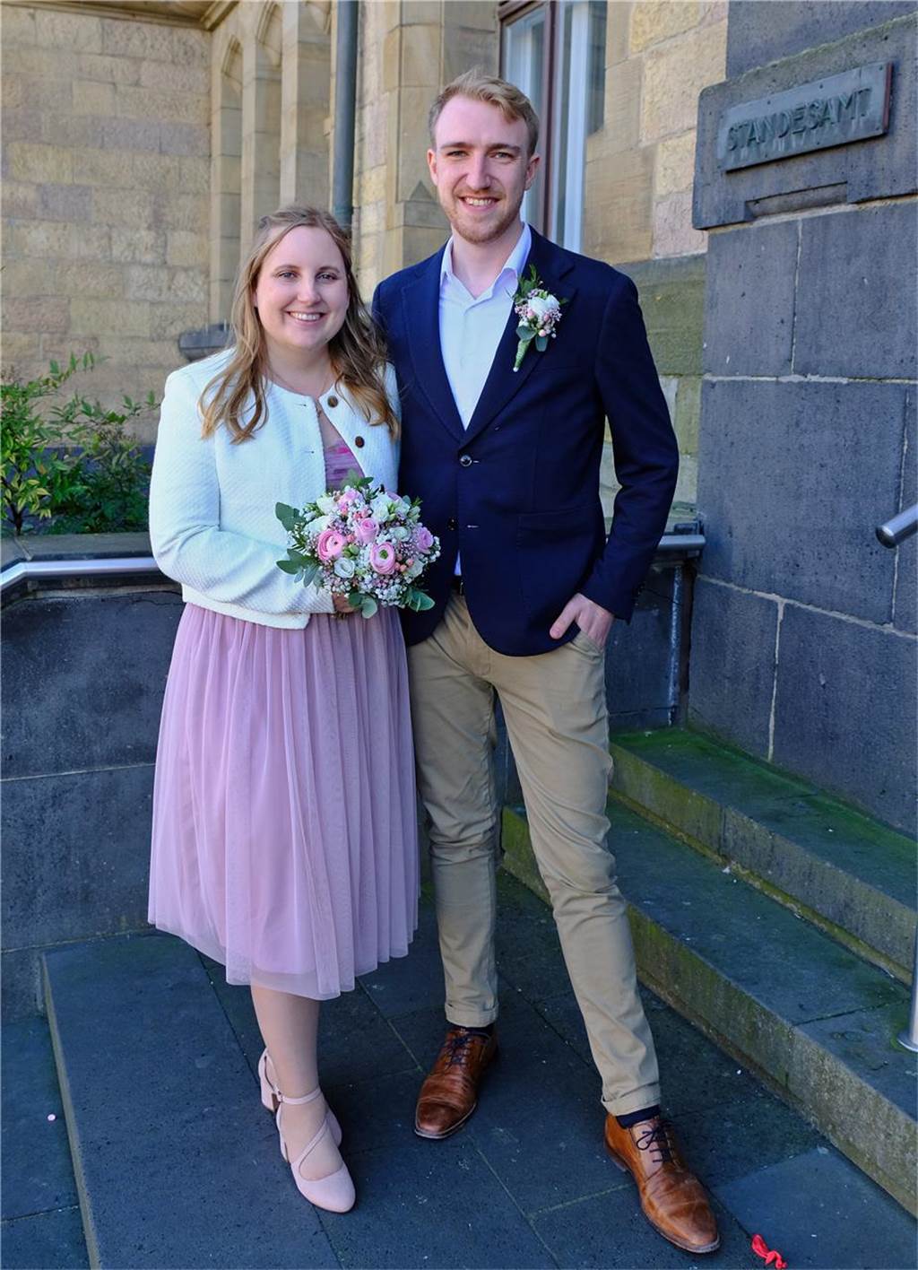Marie und Lukas heiraten: Aus guten Freunden wurde mehr Marie Egging und Lukas Heflik auf der Rathaustreppe
