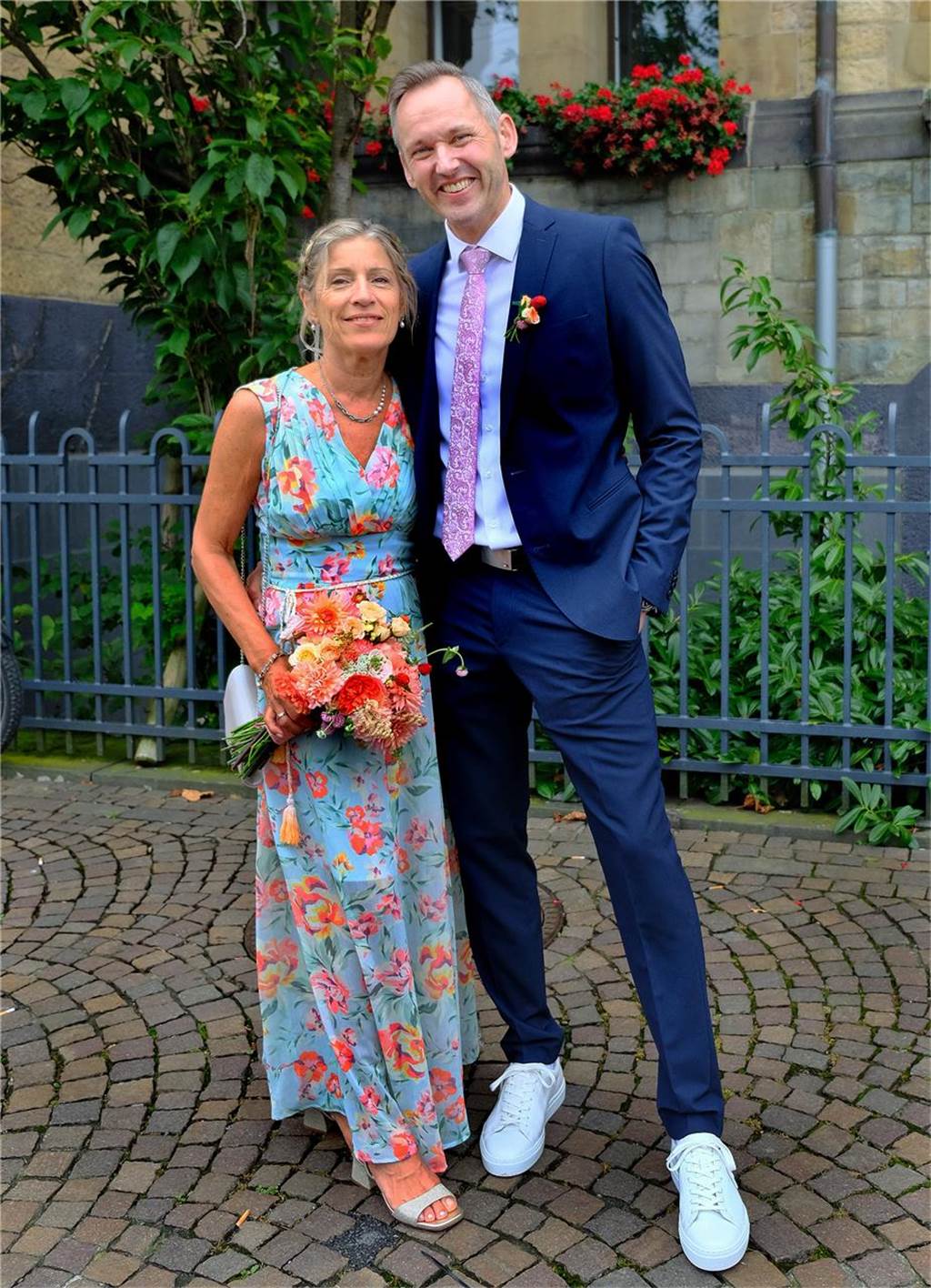 Martina und Ulrich heiraten: Ein Cocktail mit spezieller Zutat Ein Brautpaar steht vor dem Rathaus in Recklinghausen.