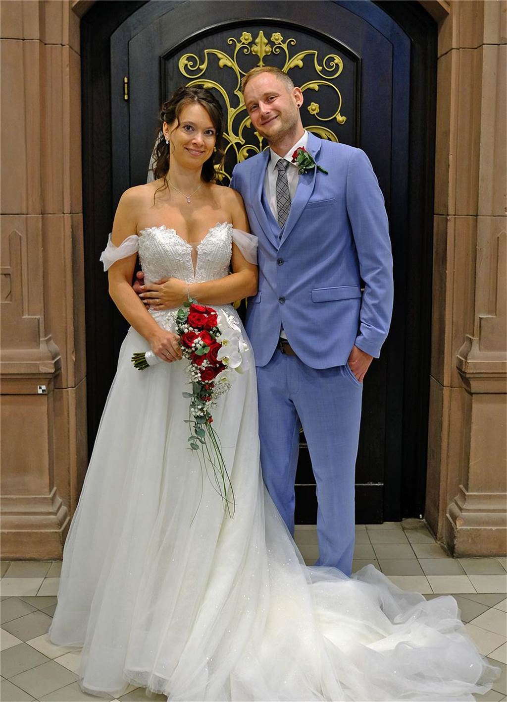 Maike und David heiraten: Beim Antrag fehlen ihr die Worte Ein Brautpaar steht vor der Tür des Standesamtes in Recklinghausen.