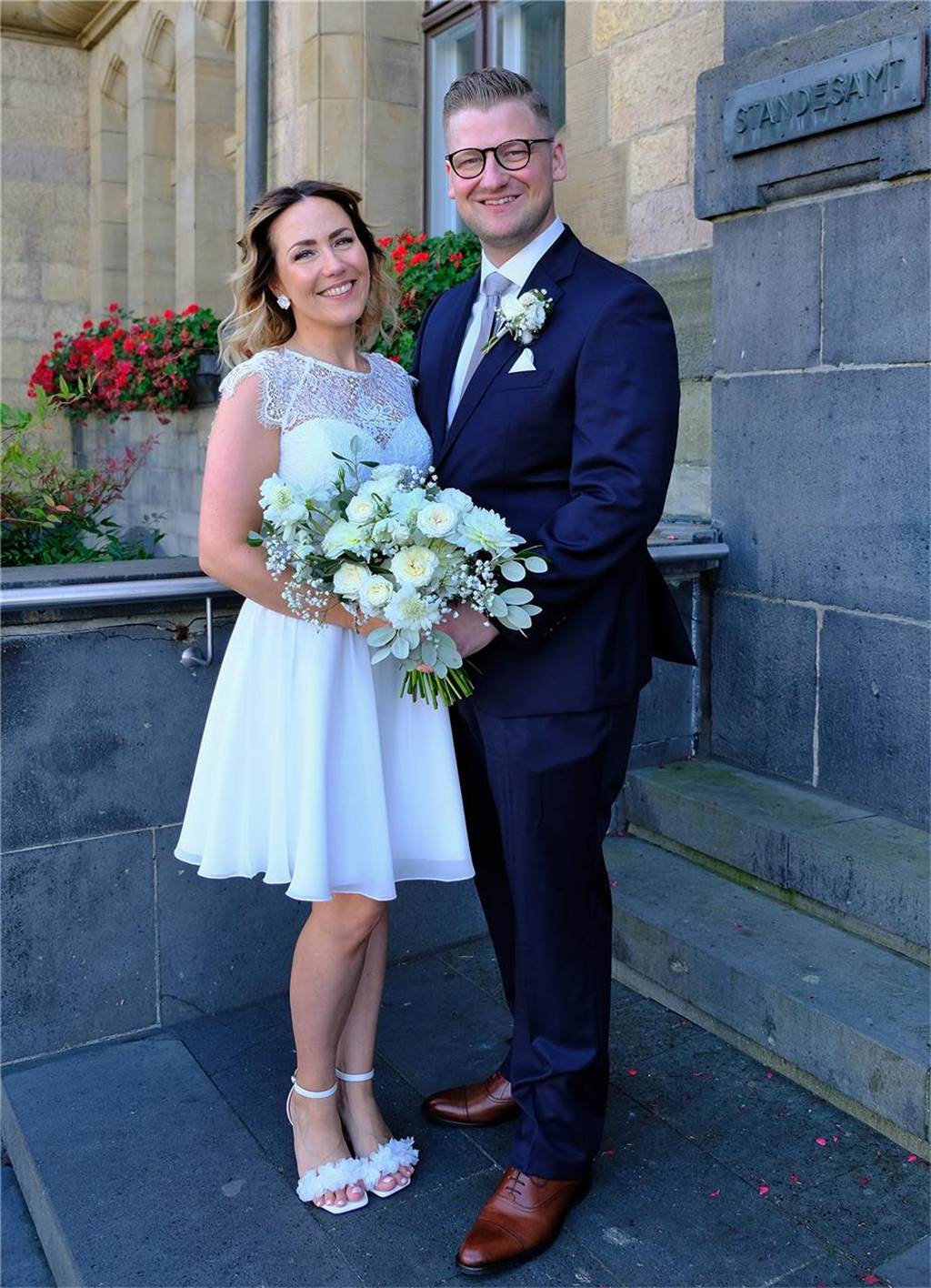 Die Eheleute Vanessa Jäger und Tobias Milchherr nach ihrer Trauung vor dem Rathaus in Recklinghausen