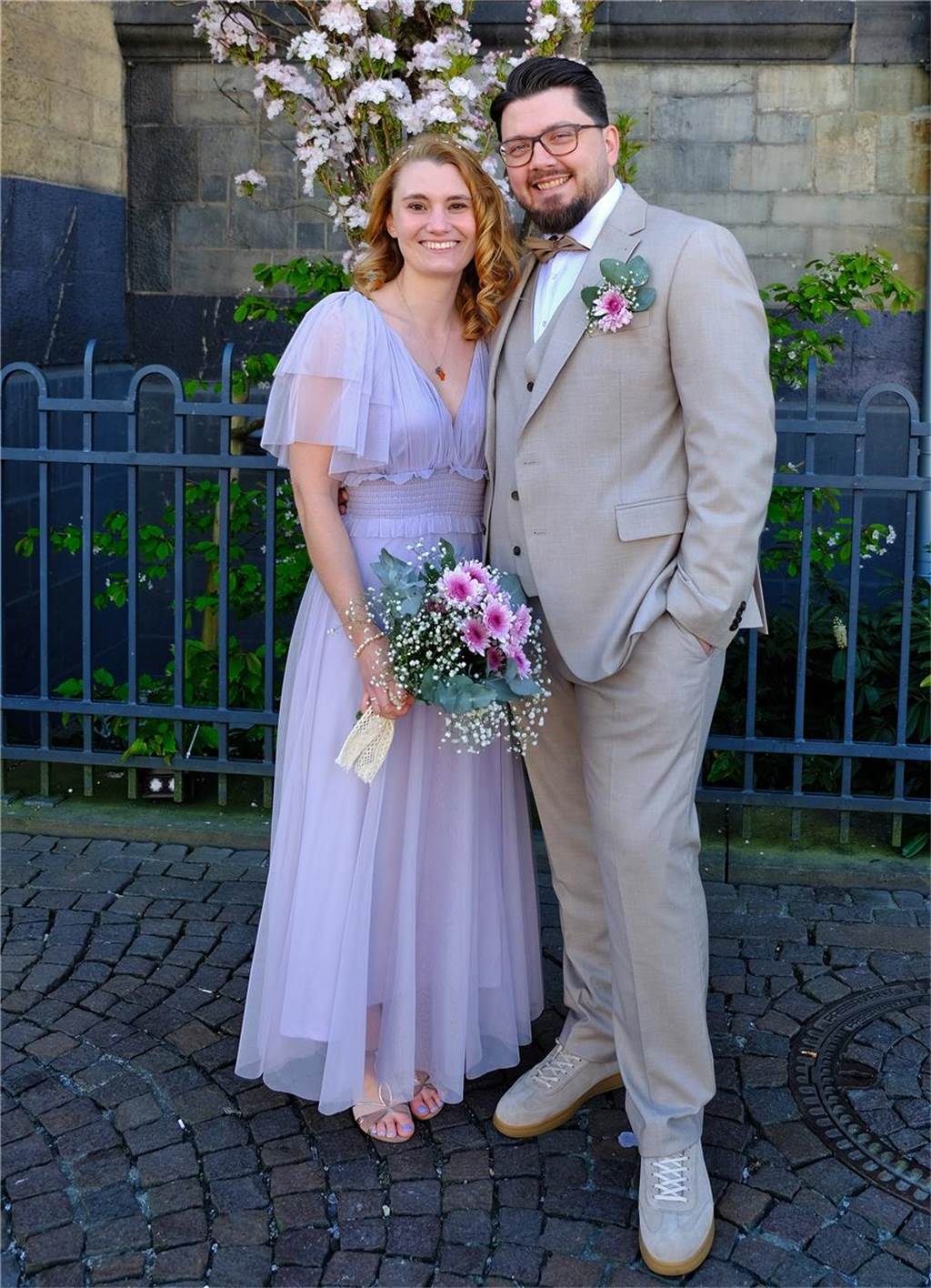 Jawort an einem besonderen Tag: Lisa-Marie und Heiko haben geheiratet Die Eheleute Lisa-Marie Kaufhold und Heiko Kunze stehen nach ihrer Trauung vor dem Rathaus in Recklinghausen