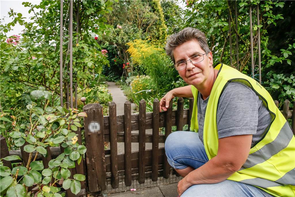 13 Hunde auf 6 Quadratmetern eingesperrt - trotzdem darf Körnerin Rudel behalten Gabi Bayer vom Tierschutzverein Arche 90 vor dem Gartengrundstück, auf dem das Hunderudel gehalten wird.