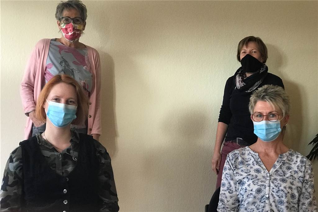 Sterbebegleitung in Corona-Zeiten: Abstand oder Händchen halten? Gabi Brückner (hl), Margret Overhage (hr), Bianca Krumminga (vl) und Dorothea Stockmann (vr) erklären, wie Sterbebegleitung in der Coronakrise funktioniert.