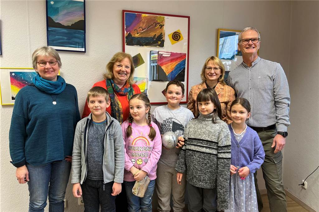 Kinder stellen im Vitus-Haus ihre Werke „mit Herz“ aus Vier Kinder stehen zusammen mit den Veranstaltern (Asylkreis und Künstlerhof) für ein Gruppenfoto. Alle lachen und sind stolz auf das Ergebnis.