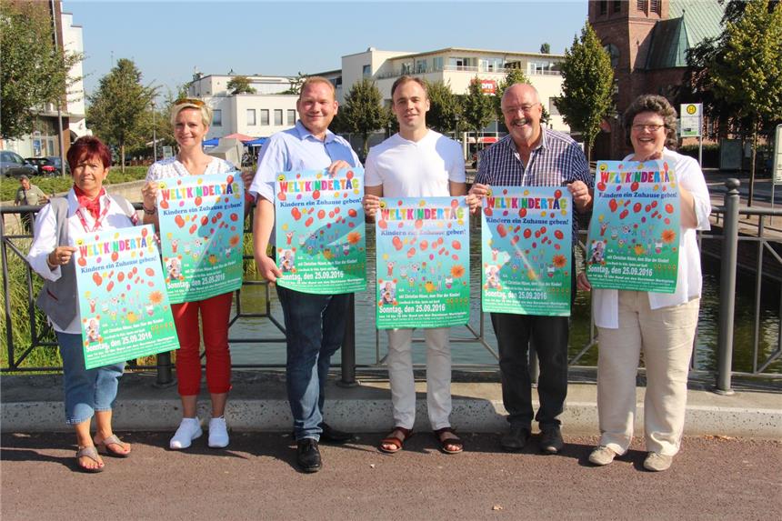 Gabi Engelmann (Toom), Sabine Hülsdünker, David Rikels und Christian Krebs von der städtischen Jugendförderung sowie Norbert Holz von der Mr. Trucker Kinderhilfe (v.l.) informierten über das Programm des Weltkindertages, der am 25. September gefeiert wird.