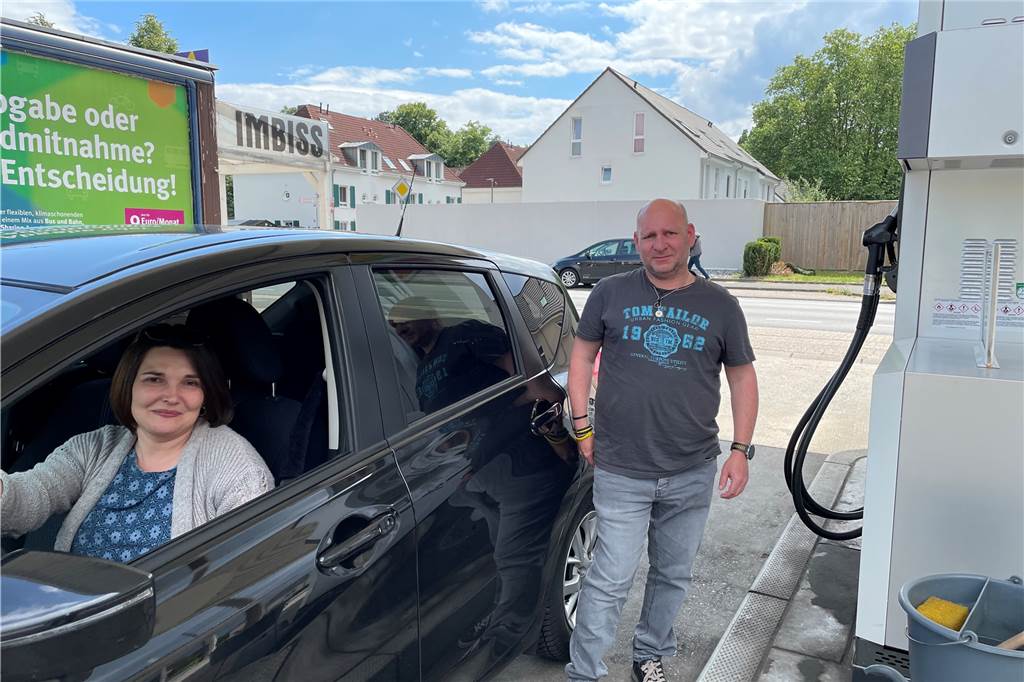 Tankrabatt wirkte direkt – Doch Castrop-Rauxeler vermuten Preis-Trick Gabi und Frank Frerich tanken E10 und nutzen eine Tank-App.
