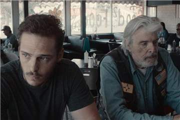 Gabriel (Eric Hunter, l) will den Kindern seiner verstorbenen Schwester Halt geben. Doch Laurence (Max Thayer, r) macht alles immer wieder zunichte. Foto: Farbfilm Verleih