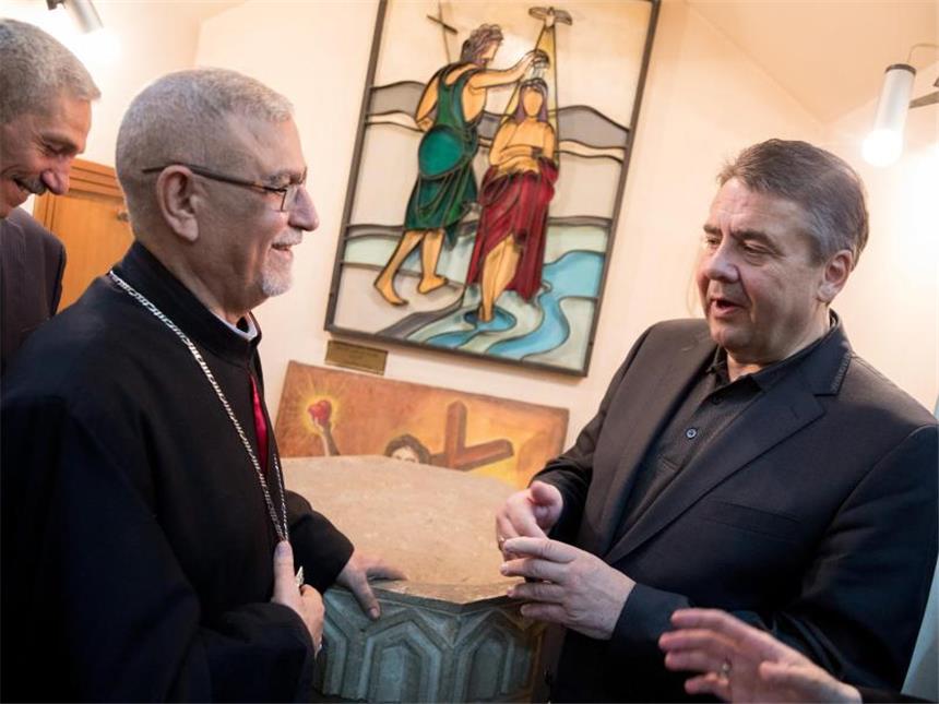Gabriel fordert Reformen vom Irak Gabriel im Gespräch mit dem Generalvikar Monsignore Pios Qashain in einer syrisch-katholischen Kirche in Bagdad. Foto: Kay Nietfeld