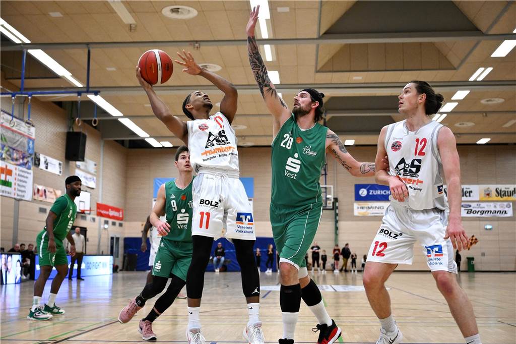 Hertener Löwen gewinnen Vestderby beim BSV Wulfen: Wer weniger Fehler macht, siegt Gabriel Jung beim Korbwurf