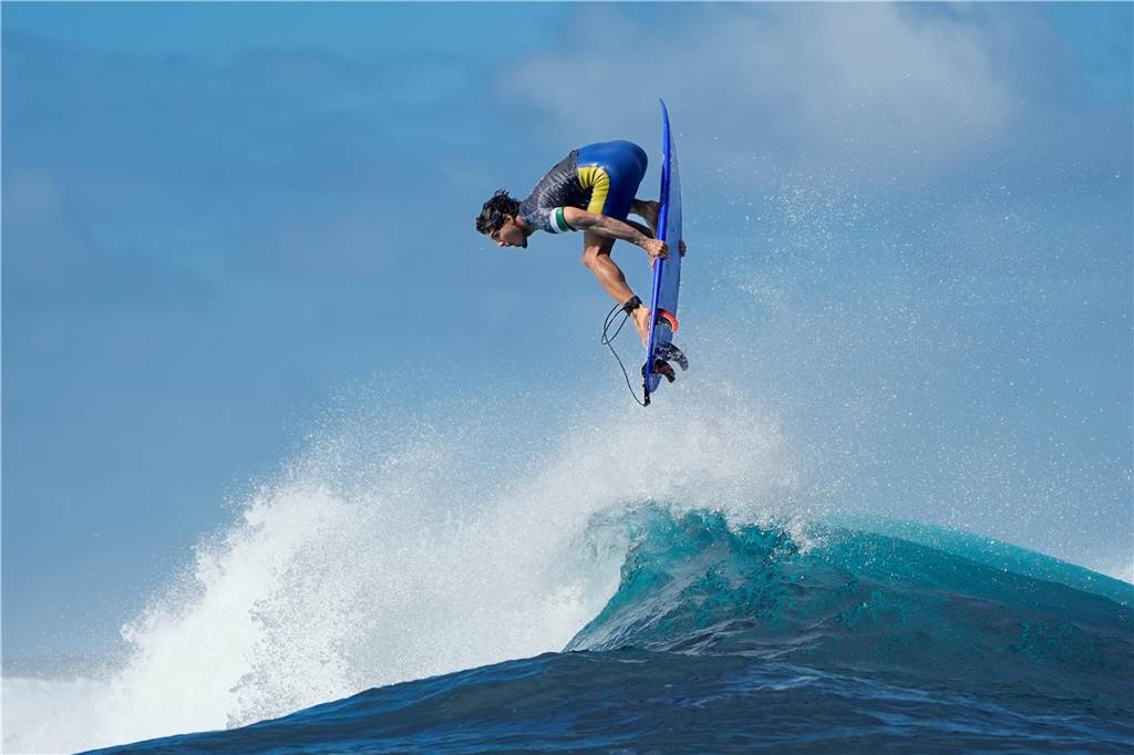 Olympia 2024 in Paris: Welche Sportarten sind dabei und wo kann ich die Spiele live sehen? Gabriel Medina aus Brasilien surft während eines Trainingstages vor den Olympischen Sommerspielen 2024.