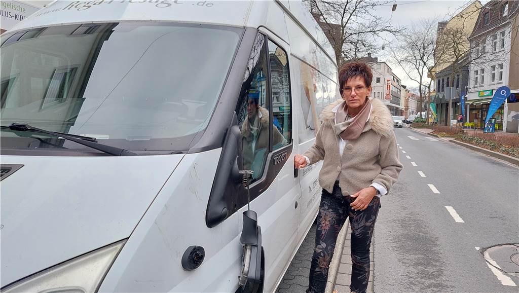 Gabriela Reffelmann steht neben einem der Transporter des Bettenstudios "Rega Prestige".