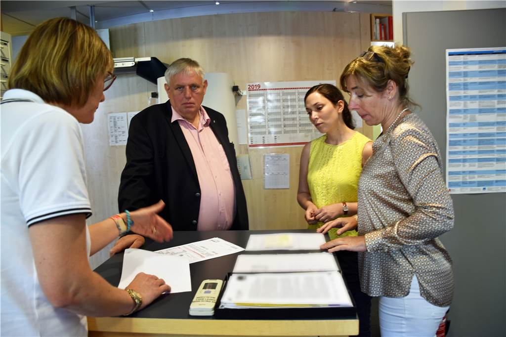 Tausende Apotheken durch Insolvenz von Dienstleister bedroht Gabriele Overwiening (l.), Präsidentin der Apothekerkammer Westfalen-Lippe hier beim Besuch von NRW-Gesundheitsminister Karl-Josef Laumann Ende 2019, weiß von mindestens zwei Apotheken im Kreis Borken, die durch die AVP-Insolvenzplötzlich vor dem Nichts stehen.