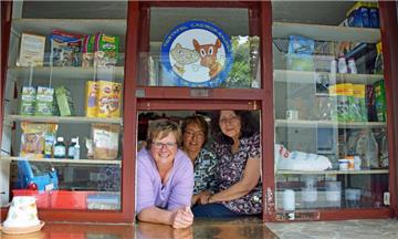 Gabriele Peylo (l.), Sabine Gronau und Sabine Achtziger (r.) geben an der Tiertafel Sachspenden aus.