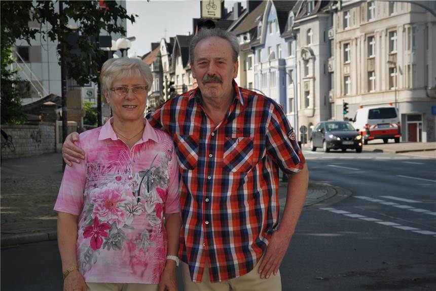 „Möllern“ an der Möllerbrücke: Menschen, die auf Brücken trinken Gabriele und Berhard Pascher leben seit über 40 Jahren mit bestem Blick auf die Möllerbrücke.