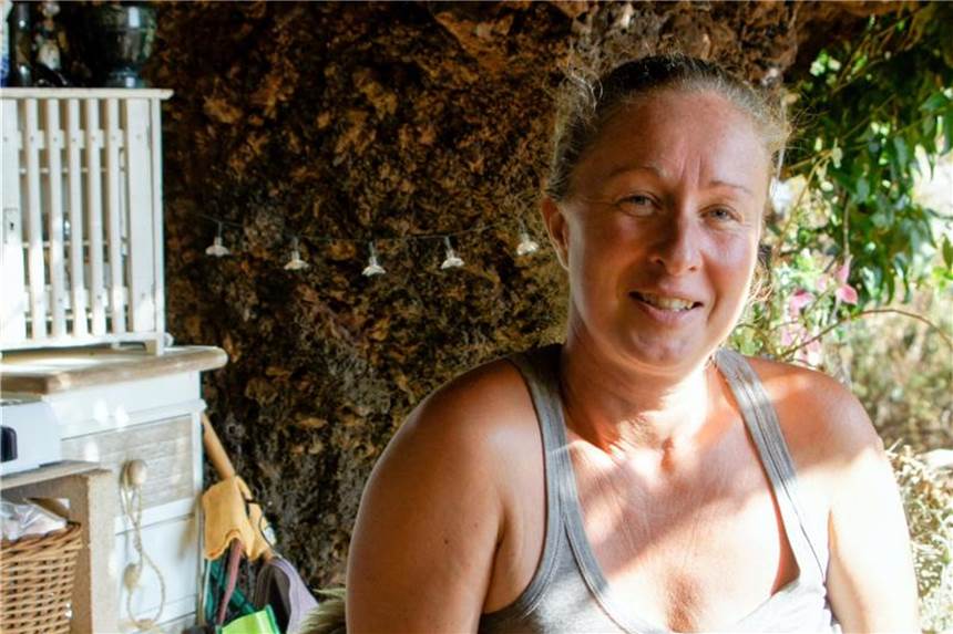 Gabriella und die Höhle: Ein Hippie-Leben auf La Palma Gabriella hat ihr Glück als Höhlenbewohnerin gefunden. Foto: Carola Frentzen