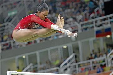 Gabrielle Douglas ist dreifache Olympiasiegerin im Turnen. Jetzt brach die Amerikanerin ihr Schweigen.