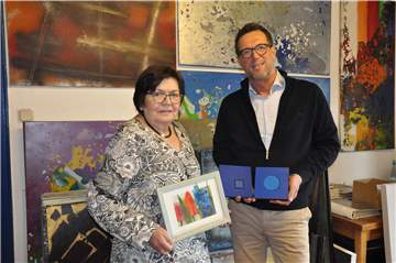 Gaby Hermanns vom Freundeskreis Atelierhaus und Heinz-Werner Kleine, einer der Künstler des Atelierhauses, mit den ersten Werken, die angekauft worden sind.