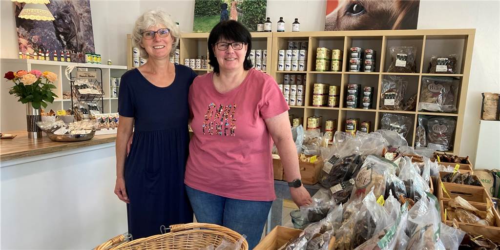 In „Muckels Laden“ in Dorsten-Hervest gibt‘s Futter und Frisuren für Hunde Gaby Knigge (links) und Sabine Böck in "Muckels Laden"