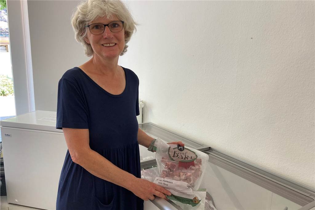 In „Muckels Laden“ in Dorsten-Hervest gibt‘s Futter und Frisuren für Hunde Gaby Knigge mit Barf-Futter aus der Kühltruhe