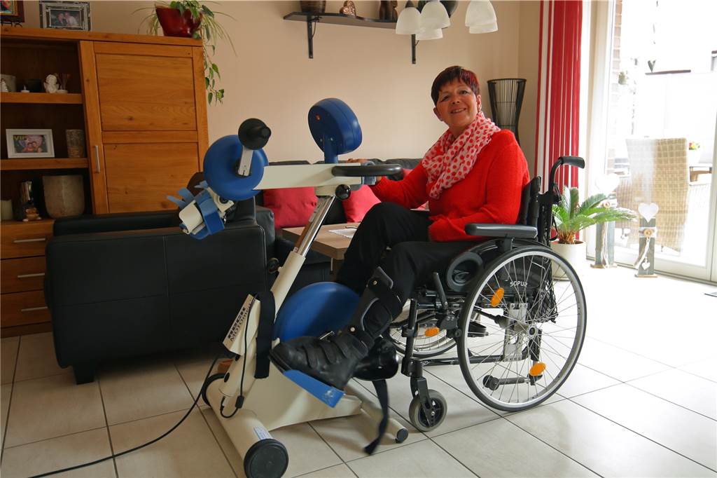 Gaby Wigber in ihrer Wohnung. Der Fahrradtrainer ist keine Deko: 30 Kilometer radelt die Vredenerin jeden Tag.
