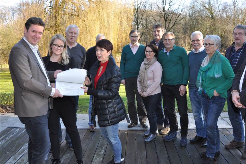 Pöppinghausen wehrt sich: 468 Unterschriften gegen die geplanten Stromtrassen übergeben Gaby Winkelkotte von der Bürgerinitiative "Nicht über unseren Köpfen" übergab Castrop-Rauxels Bürgermeister Rajko Kravanja die gesammelten Unterschriften gegen den Ausbau der Stromtrassen in Pöppinghausen.