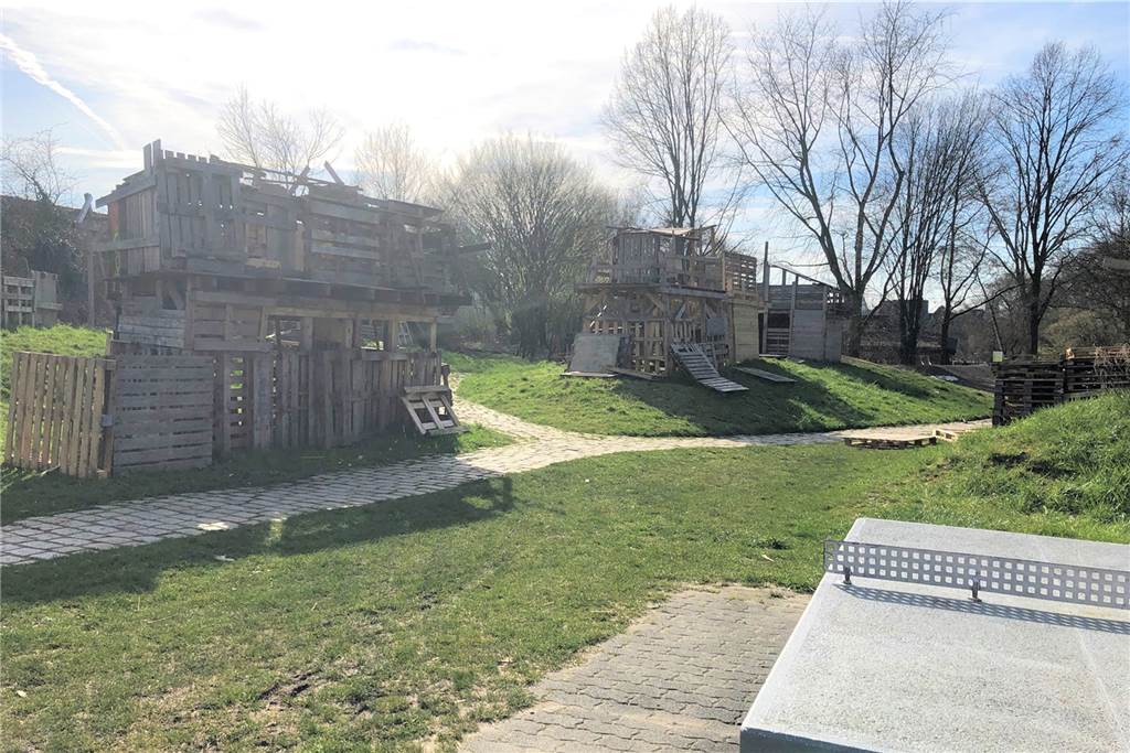 Gesperrte Spielplätze in Dortmund: Eltern sind genervt, die meisten haben aber Verständnis Gähnende Leere auf dem Abenteuerspielplatz Rahm: Genauso wie die Jugendfreizeitstätte ist er nicht erst seit Dienstag geschlossen. Darüber informiert ein Schild am Eingang.