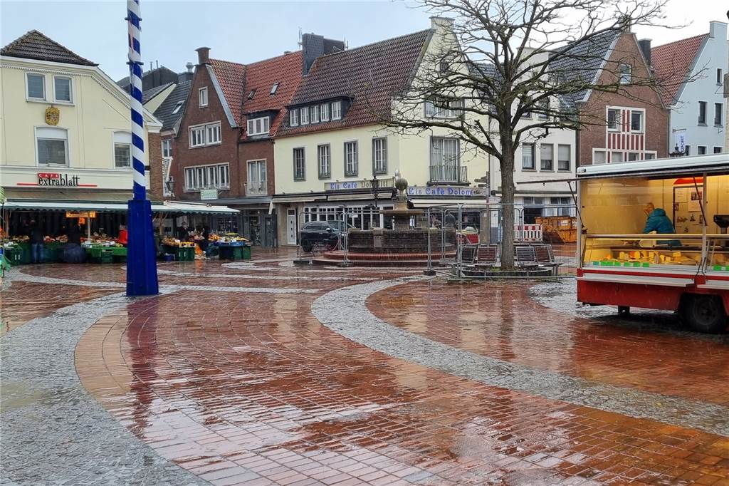 Blumenstände auf Halterner Wochenmarkt: Land sorgt für Klarheit Gähnende Leere auf dem Wochenmarkt am vergangenen Dienstag nicht nur wegen des stürmischen Wetters: Blumenstände waren laut Bundesgesetz verboten.