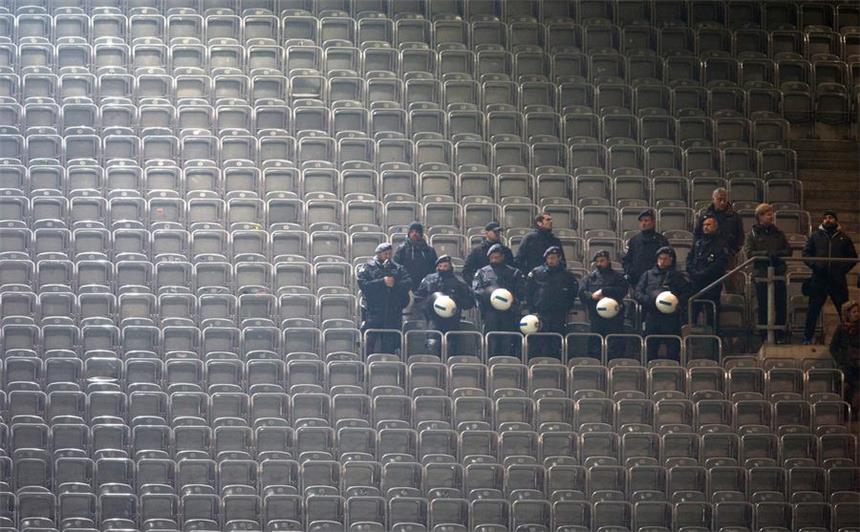 Saloniki-Fans blieben "ruhig und friedlich" Gähnende Leere: Der Nordtribünen-Block neben dem Oberrang in der Nordost-Ecke blieb leer. Paok-Fans hatten in den vergangenen Partien schon mehrfach gegnerische Fans mit Leuchtmunition beschossen.