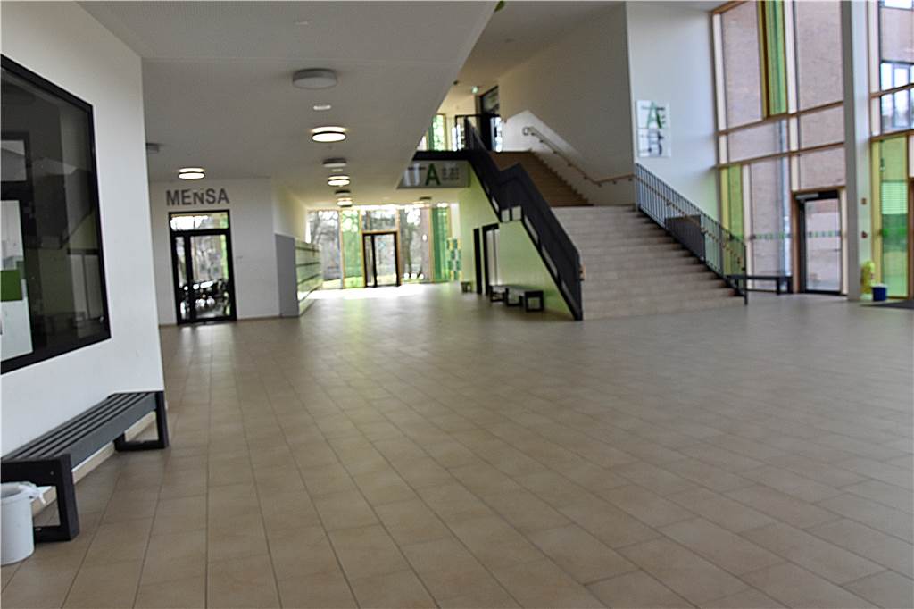 Marga-Spiegel-Schule: Während Lehrer Pläne schmieden, bleiben Schüler daheim Gähnende Leere im Foyer der Marga-Spiegel-Schule. Normalerweise herrscht hier reges Treiben.