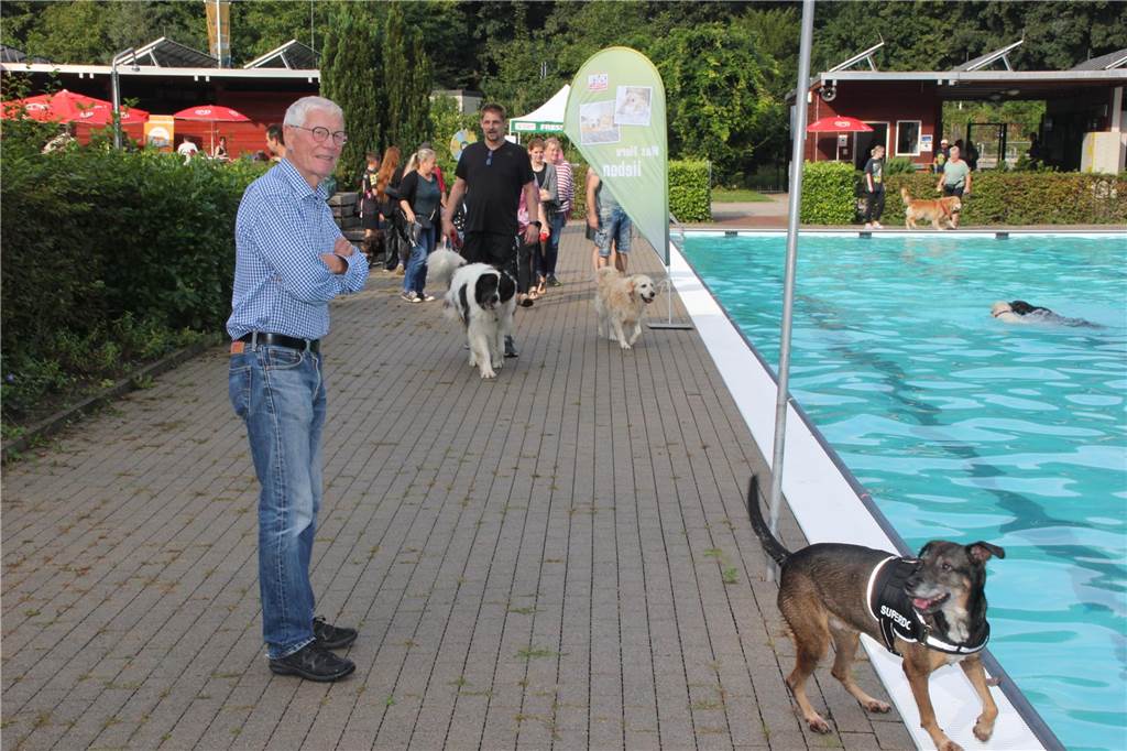 Gäste auf vier Pfoten durften zum Saisonabschluss ins Freibad Brambauer.
