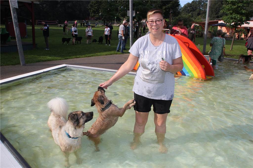 Gäste auf vier Pfoten durften zum Saisonabschluss ins Freibad Brambauer.