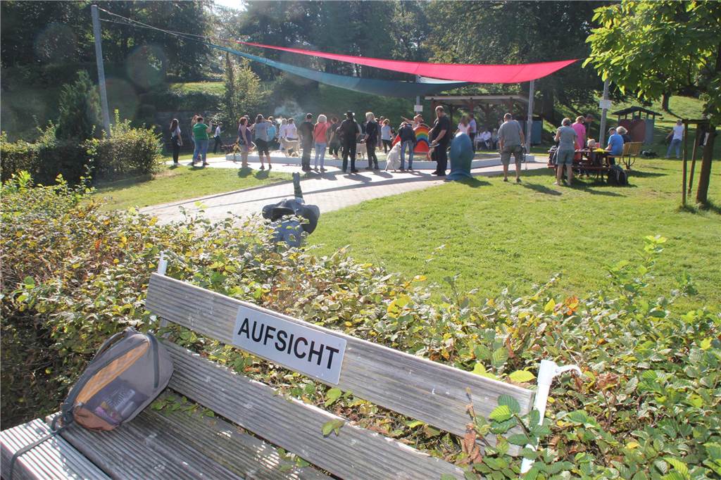 Gäste auf vier Pfoten durften zum Saisonabschluss ins Freibad Brambauer.