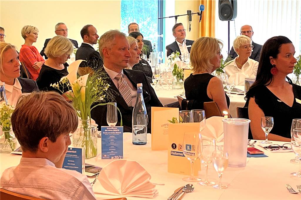 Halterns Unternehmer Bernd und Nadine Winkels: „Extrem kompetent und sympathisch“ Gäste aus dem öffentlichen Leben verfolgten die Erfolgsgeschichte des Ehepaares Winkels und gratulierten zur Auszeichnung.