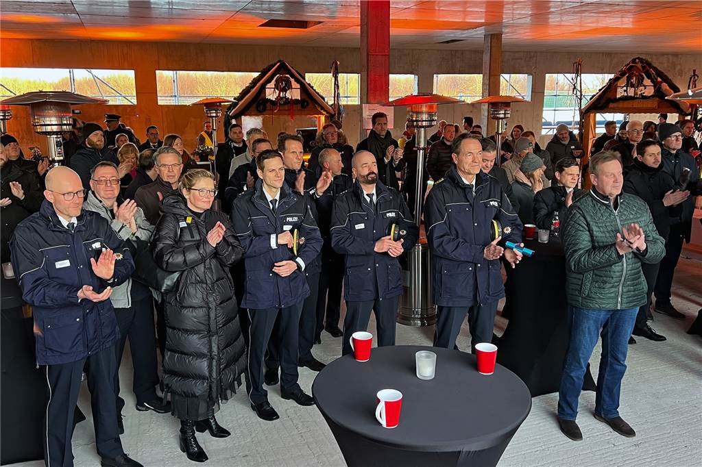 Richtfest am Dortmunder Flughafen: Polizei-Neubau auf der Zielgeraden Gäste aus Politik, Polizei sowie vom Flughafen, der Stadt Dortmund und dem Bauunternehmen haben an der Veranstaltung teilgenommen.
