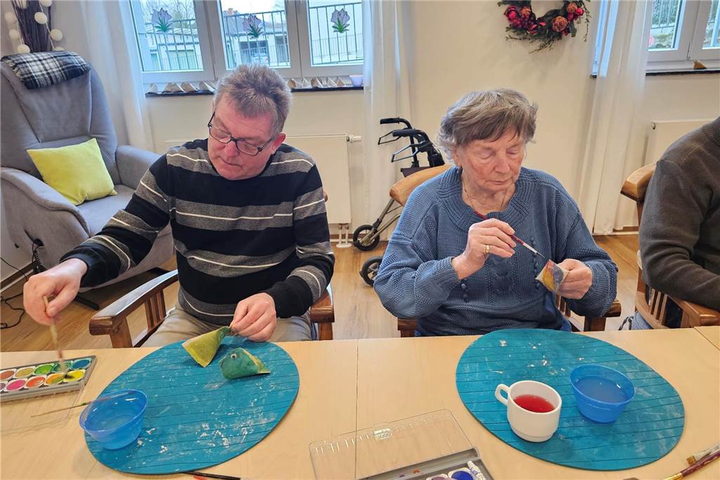 Birgit Rosin (61) macht aus der Senioren-Tagespflege eine Bastelbude Gäste der Tagespflege gestalten bunte Vögel für ein Mobilé.