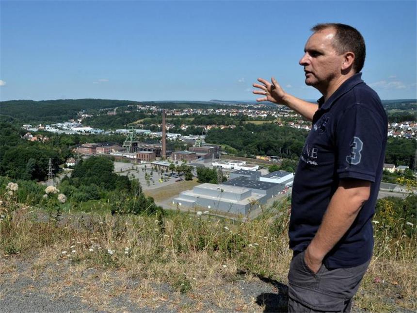 Unter Tage: Reise durch die Bergbau-Geschichte an der Saar Gästeführer Stefan Forster erklärt auf der Bergehalde Reden die Umgebung. Foto: Jörg Fischer