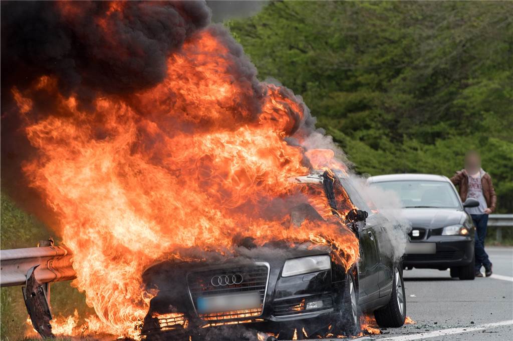 Einsätze auf A31: Wenn der Löschzug Heek trotz Blaulicht links überholt wird Gaffer sind leider keine Seltenheit, wie dieses Bild von einem brennenden Auto in einer Autobahnausfahrt am Niederrhein zeigt. Der Mann im Hintergrund filmt das Geschehen. Glücklicherweise sind Gaffer für den Heeker Löschzug auf der Autobahn bisher kein großes Thema.