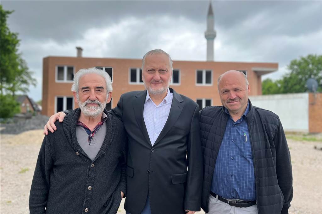 63.000 Euro für die Türkei: Unterstützung bewegt türkische Gemeinde tief Gafor Keyik, Imam Recep Öz und Enver Gürbüz