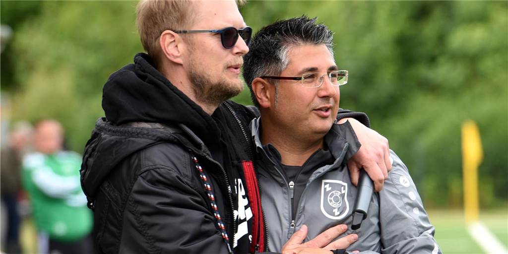 Die Video-Highlights vom A-Liga-Kracher zwischen Gahlen und Raesfeld Gahlens Trainer Erdal Dasdan (r.) und der Sportliche Leiter Andre Hoppius (l.) wissen kurz vor Ende des Spiels gegen Raesfeld: "Wir steigen auf!"