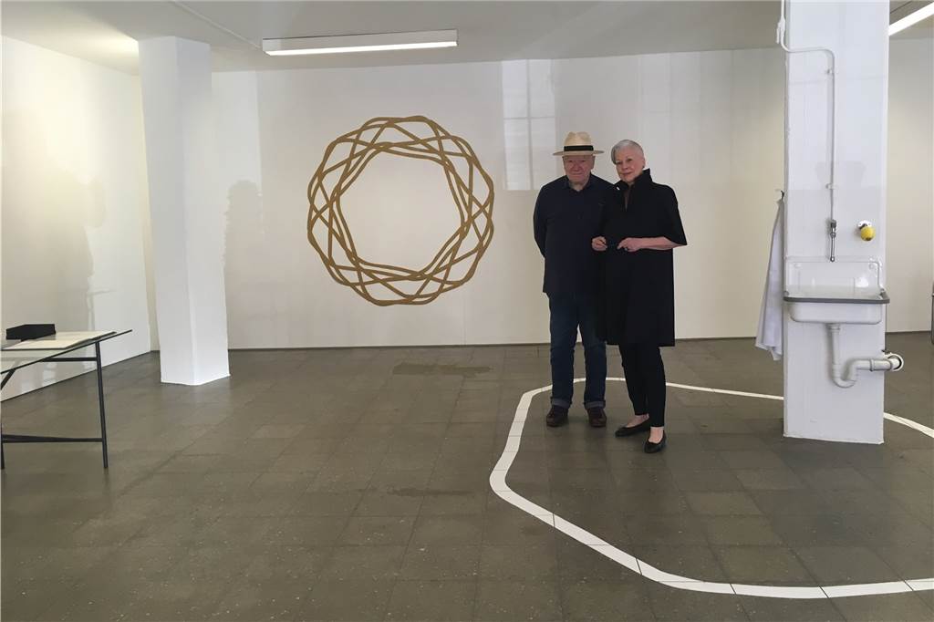 „St. Pauli im Kleinen“: Wo in Dortmund oft bis 4 Uhr nachts was los ist Galeristin Anne Voss und Künstler Hans Litt in Ausstellung „Der goldene Ring“. Litt nutzt die Galerieräume als Künsteratelier.
