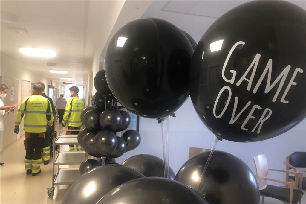 Game over: Mit schwarzen Luftballons haben Pflegekräfte ihrer Trauer über die Schließung des Krankenhauses Ausdruck verliehen.