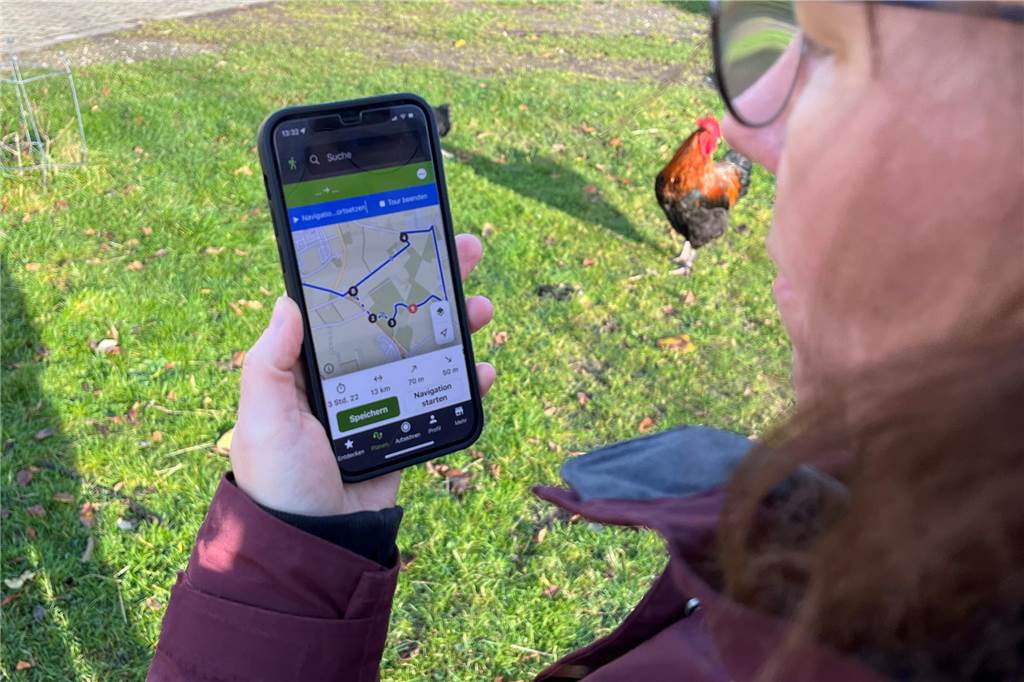 Eine Wanderroute wird auf einem Handy angezeigt.