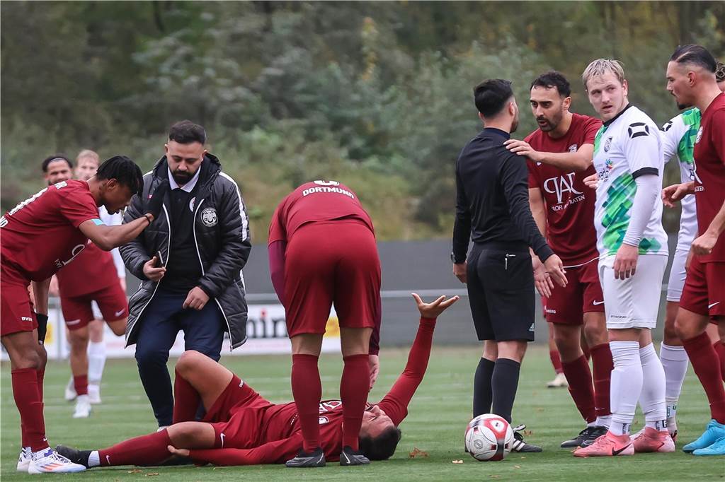 Ganz bitter: Burak Tikici von Osmanlispor Dortmund hat sich schwer verletzt.