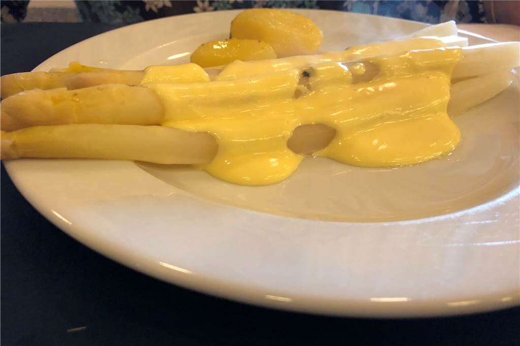 Stadthallen-Gastronomie Olfen: Sattmacher im Stil eines vollen Hotel-Restaurants Ganz einfach und einfach lecker: Spargel von der Rauschenburg an Sauce Hollandaise mit Schwenkkartoffeln. Es geht also auch ohne Fleischbeilage.