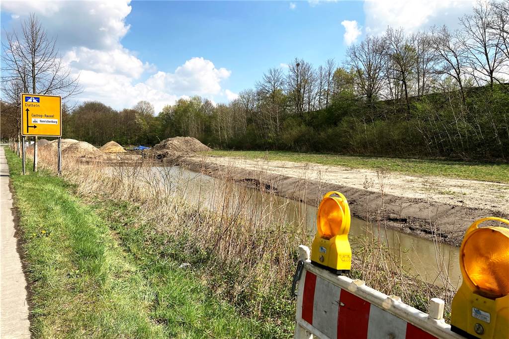 Emscherland geht in die Verlängerung – Fertigstellung erst 2023 Baustelle: Neben der Autobahn werden am Nordrand des Emscherlands in Recklinghausen Parkplätze gebaut.