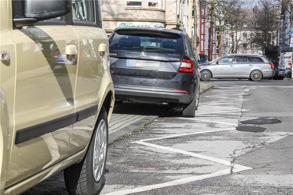 Alle Parkplätze in Innenstadt-Vierteln abschaffen – Architekt macht radikalen Vorschlag Ganz gleich, ob Verbotsschilder oder Markierungen: Auch in den Seitenstraßen der Saarlandstraße ist beinahe jeder Quadratmeter zugestellt.