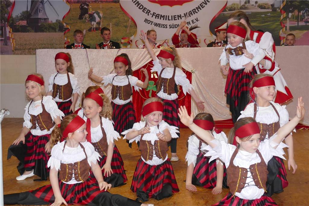 Ganz groß auf der Bühne beim Kinderbüttnachmittag des KFK Südlohn: die Minis.